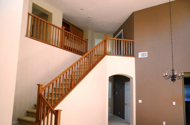 Foto del edificio - 5 bedroom 3 bath 2 story house located in ...