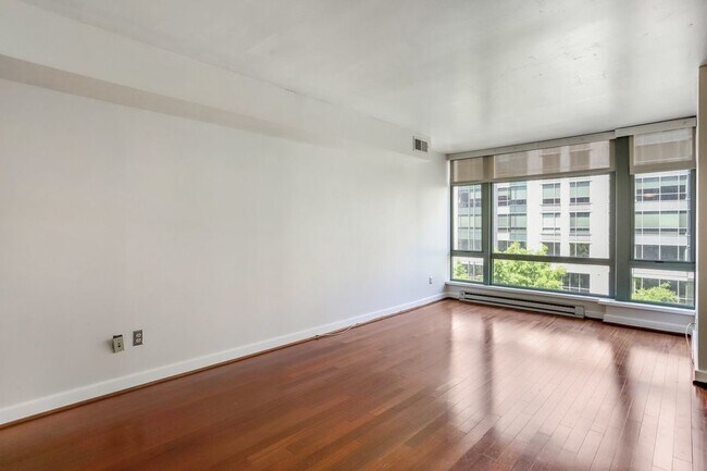 Foto del edificio - Beautiful One Bedroom + Den in The Heart o...