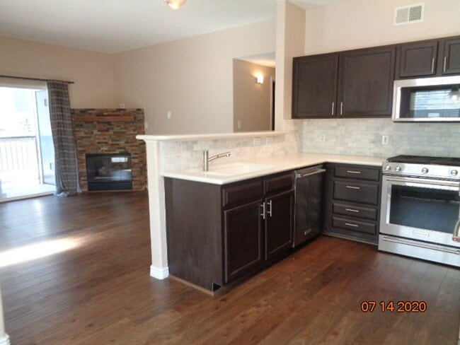 Foto del edificio - Stunning 2 BR/2 BA Lower Level Condo w/ 1 ...