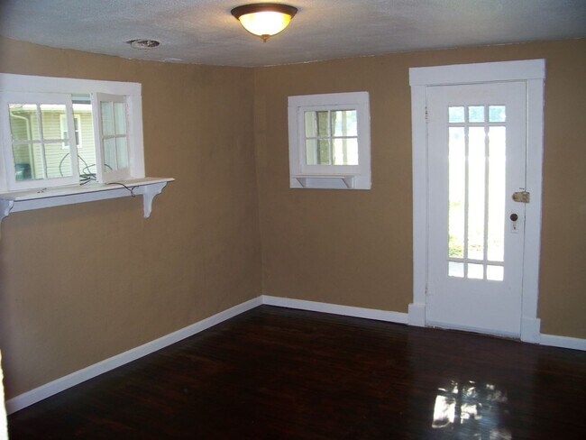 Building Photo - 1 bedroom, 1 bath home near Evangel Univer...