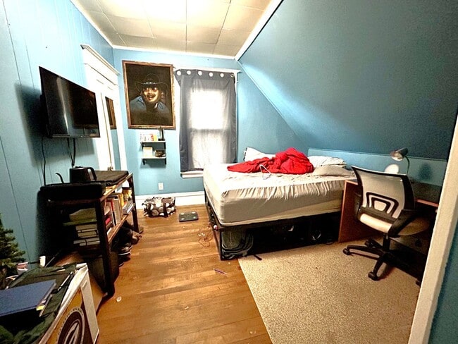 Foto del edificio - 5 Bedroom/1 Bathroom - Available Now For Short-Term Lease - Great Downtown Location!