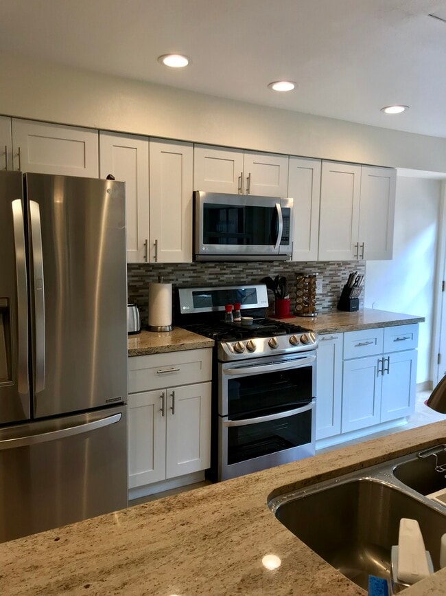 Kitchen - 1106 Oceanaire Dr