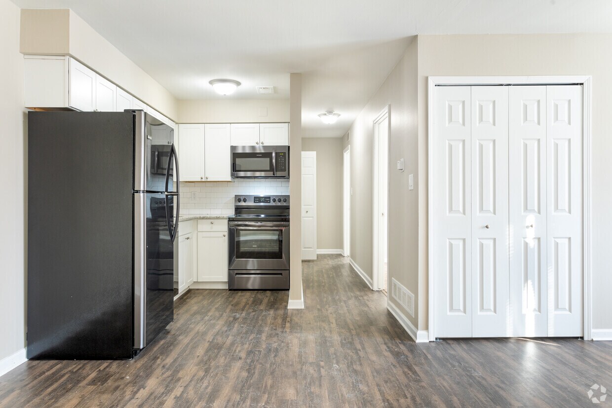 Huron River Allen Park Apartments in Allen Park, MI