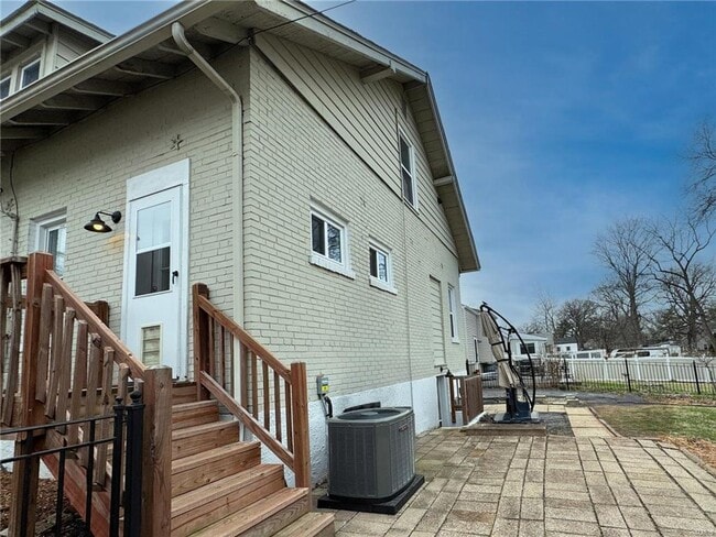 Building Photo - 729 Luckystone Ave