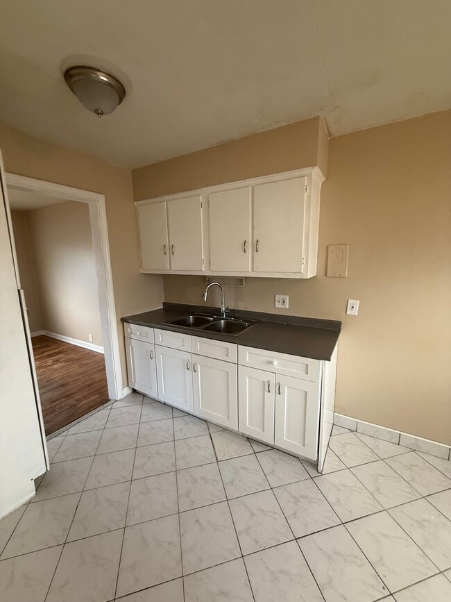 Building Photo - Euclid 4 Bed Single Water/Sewer included