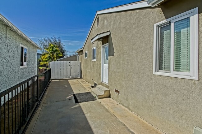 Foto del edificio - REMODELED, CHARMING & AIRY 3BR2BA HOME W/ OFFICE ON A LARGE LOT W/ NICELY LANDSCAPED FRONT YARD, ...