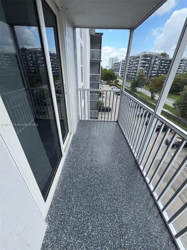 Foto del edificio - 16950 W Dixie Hwy