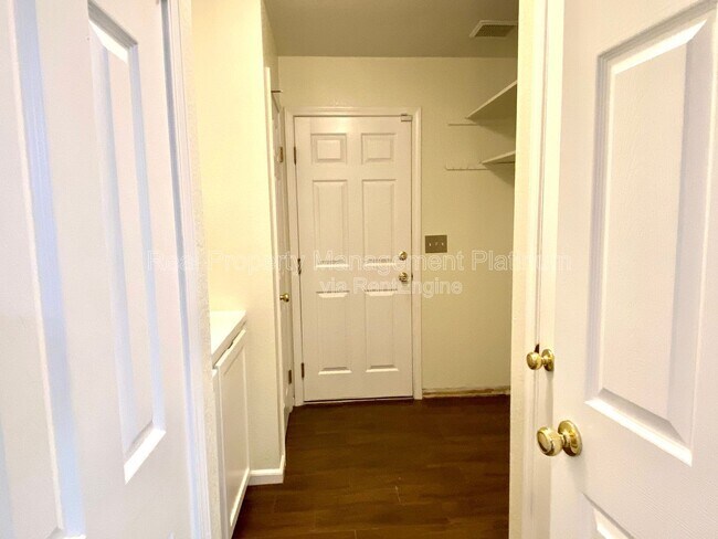 Foto del edificio - 5811 W Sample Ave