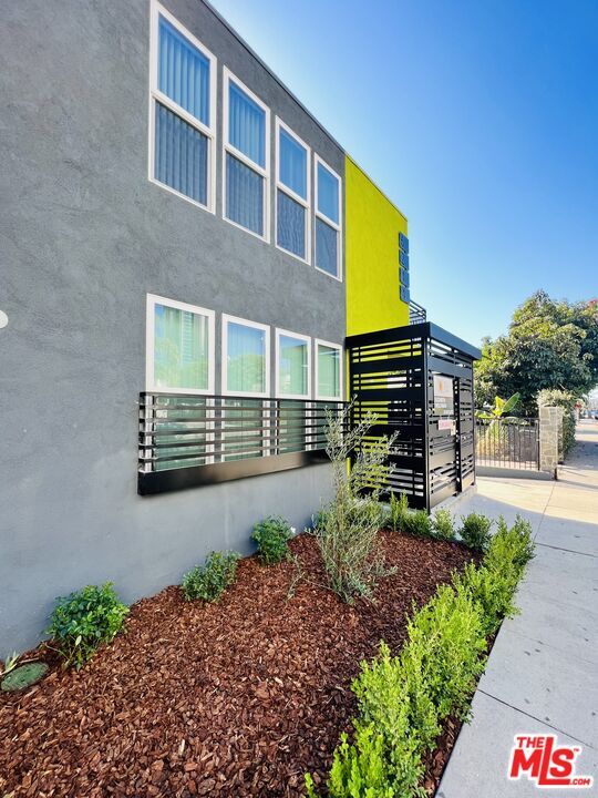 Foto del edificio - 6244 De Longpre Ave