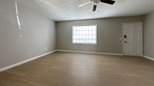 Foto del edificio - 2 & 3 Bedroom Townhomes in West Ashley