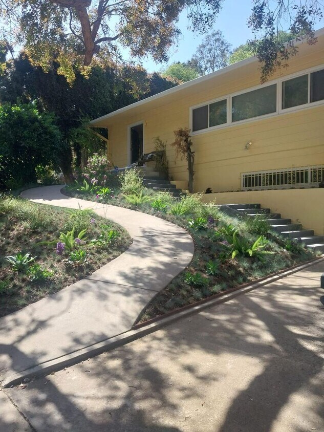 Primary Photo - Charming 1940's home in prime Studio City