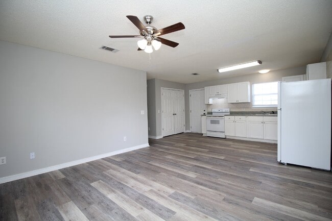 Building Photo - Gulf Breeze 3-Bedroom, 1-Bath Home Zoned for Top Schools with Quick Access to Pensacola and Pensa...