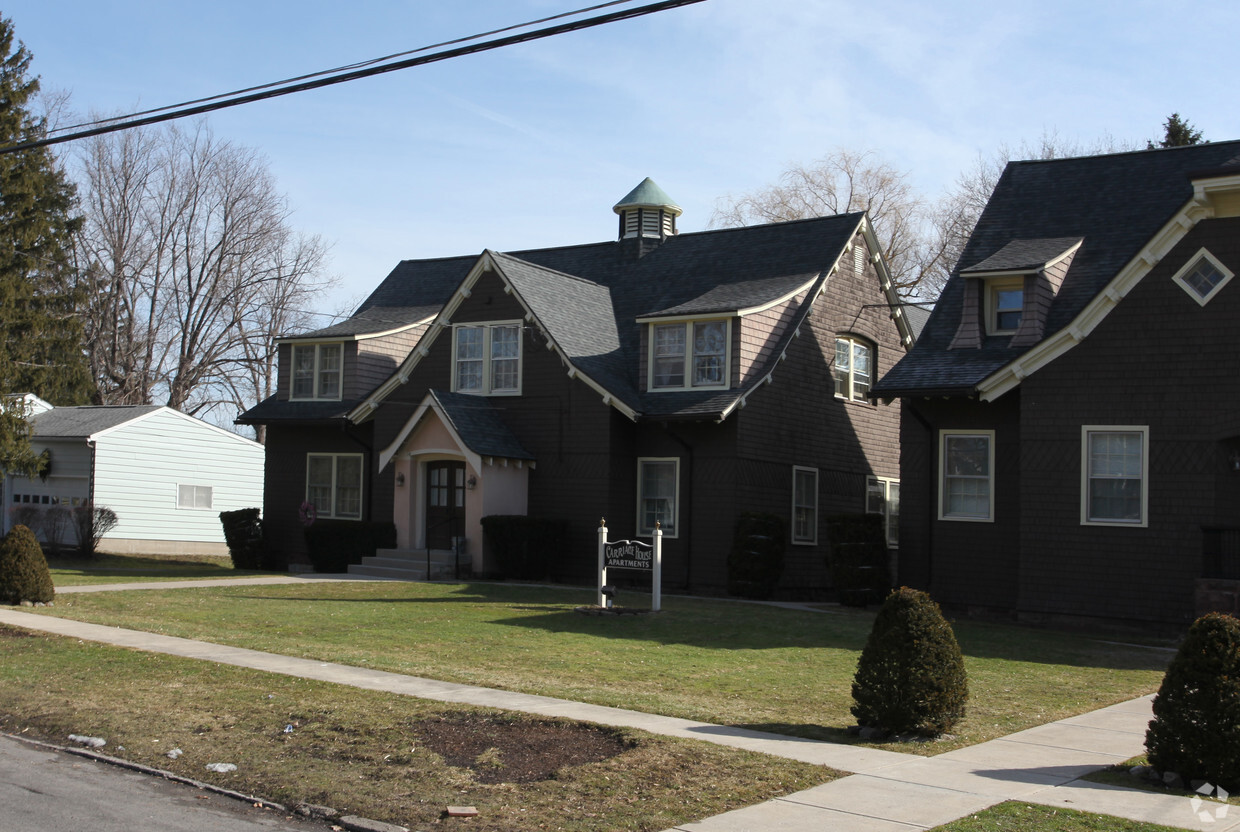 Building Photo - Carriage House Apartments