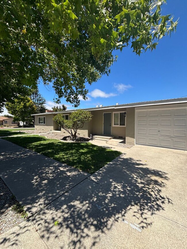 Building Photo - Beautiful 3 Bedroom on the Southside!