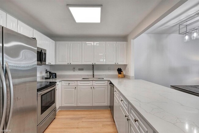 Building Photo - 1 br, 1.5 bath Condo - 2301 Collins Ave