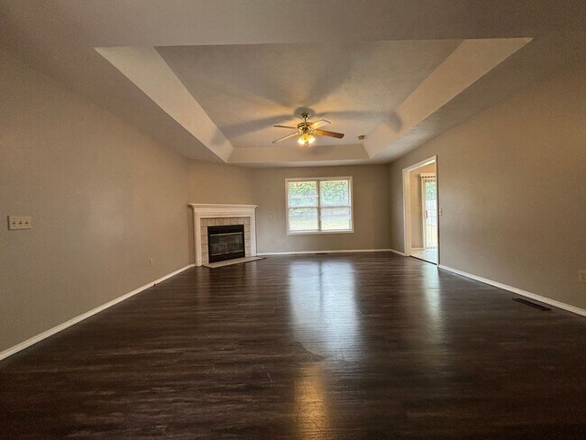 Building Photo - Available Now Beautiful 3 bedroom 2 full b...