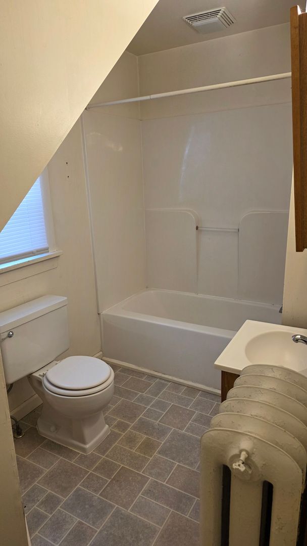 Building Photo - 114 E 8th St