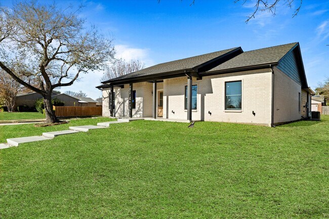 Building Photo - 5552 Vaden St
