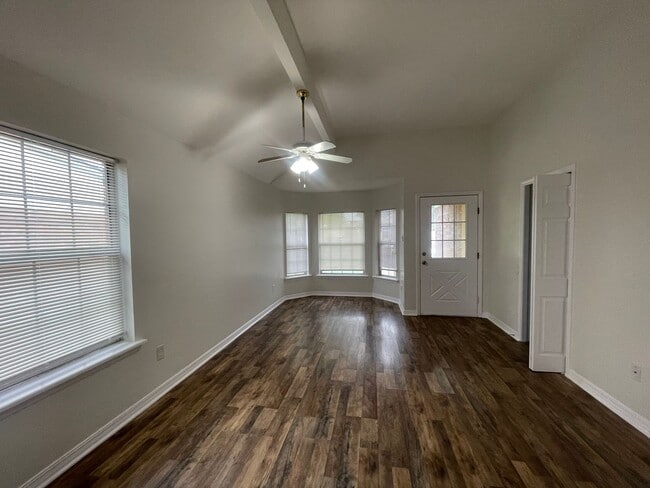 Building Photo - Come and Get It Before It's Gone! Bonus Room A Plus!