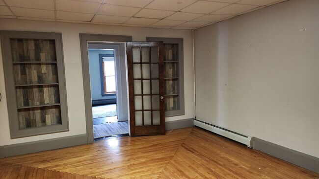 Foto del edificio - Large 4-5 Bedroom on Historic Main Street in Salamanca NY! Available Now!