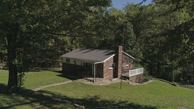 Foto del edificio - 2-Bedroom Single-Family Home with Garage and Spacious Yard in Unity Township