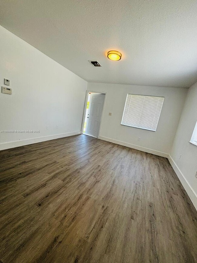 Foto del edificio - 997 NW 11th St