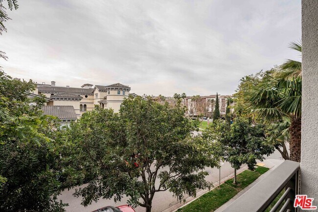 Foto del edificio - 6400 Crescent Prk E