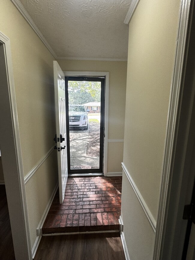 Building Photo - 482 Huntington Road