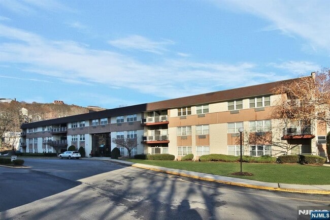 Building Photo - 1111 River Rd