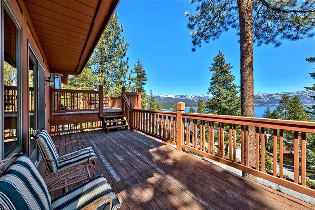 Building Photo - Lake View Home