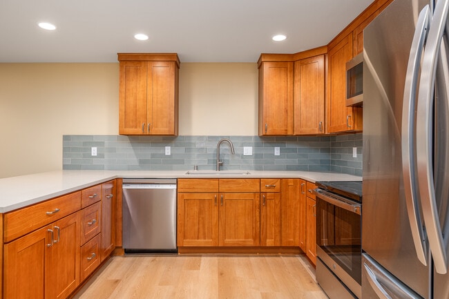 Building Photo - 2009 Davison Ave