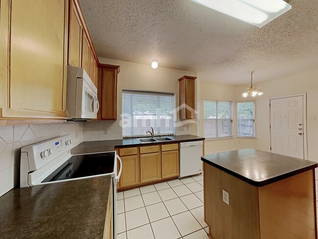 Foto del edificio - 4505 Clearlake Dr