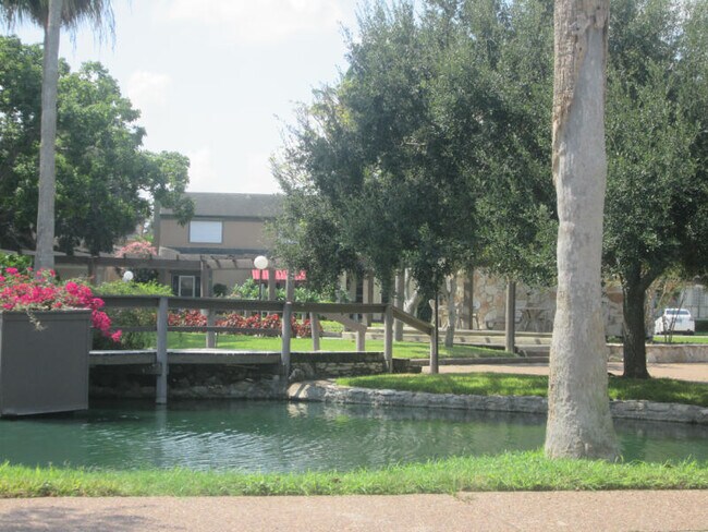 Foto del edificio - 68 Lake Shore Dr