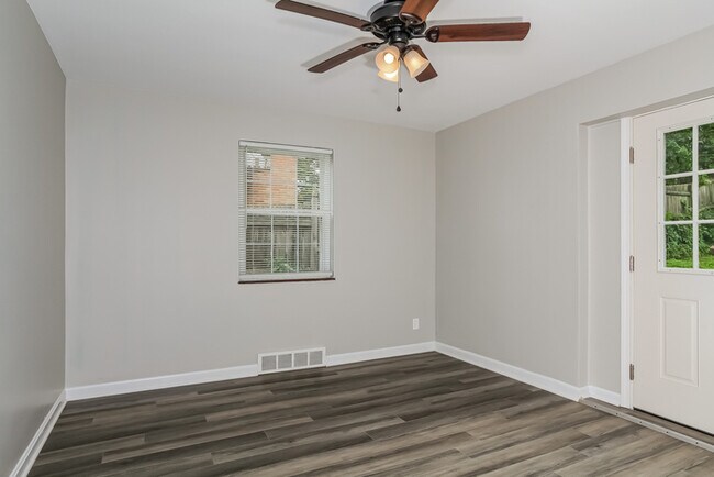 Foto del edificio - Charming 3-Bedroom Brick Home in Cincinnati