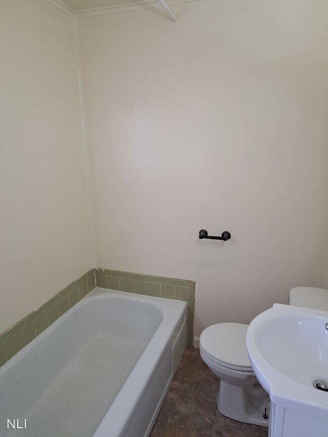 Foto del edificio - 5 br, 2 bath House - 635 Anderson Ave