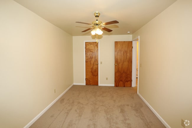 Bedroom - Olde Towne Village Apartments