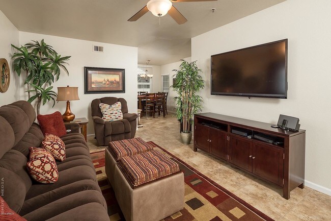 Foto del edificio - 9451 E Becker Ln