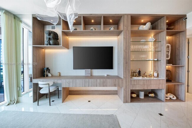 Foto del edificio - 100 South Pointe Dr