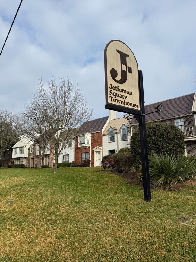 Foto del edificio - Beautiful 2 Bedroom Townhome off Jefferson