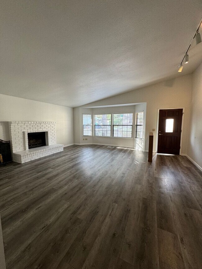 Building Photo - CLEAN 3 bed 2 bath updated home in Lake Wi...