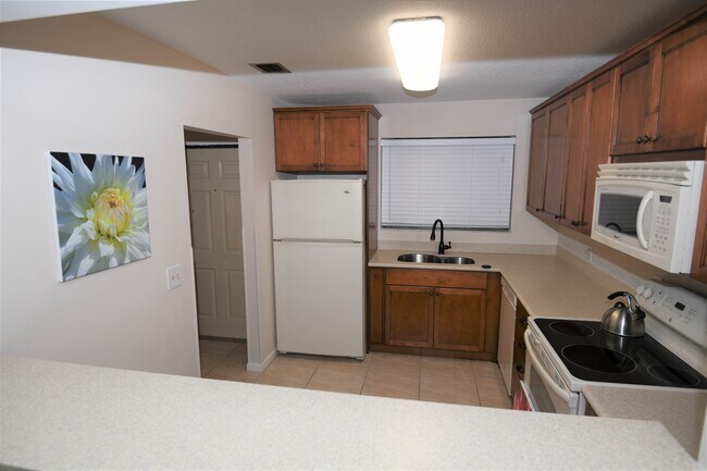 Large remodeled kitchen with Corian countertops. - 1291 SE Parkview Pl