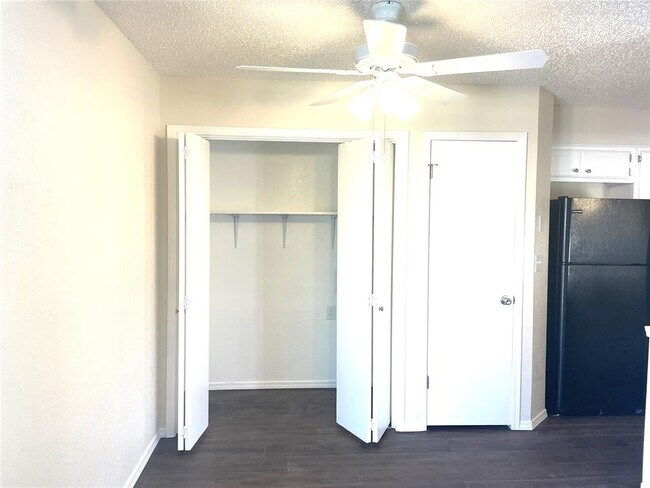 Foto del edificio - 1407 Glen Oaks Ct