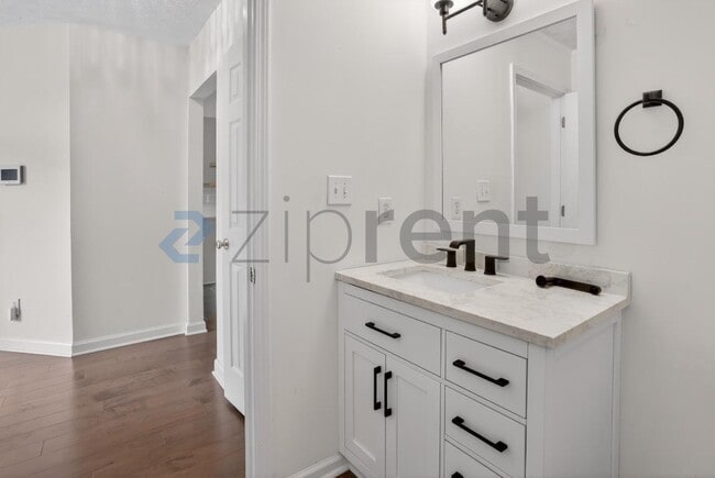 Building Photo - Unit 484