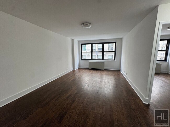 Building Photo - 5 AVENUE