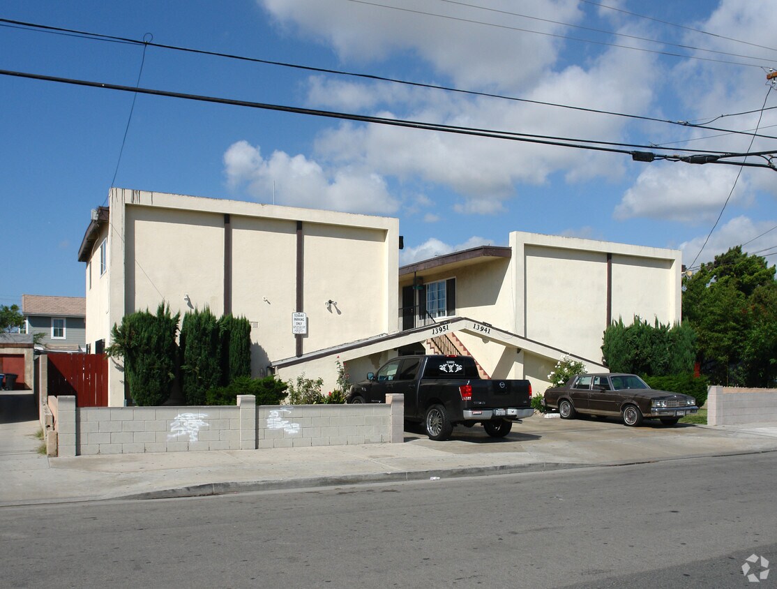 Primary Photo - 13941-13951 La Pat Pl