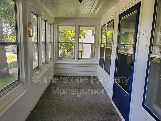 Building Photo - 916 5th Ave N