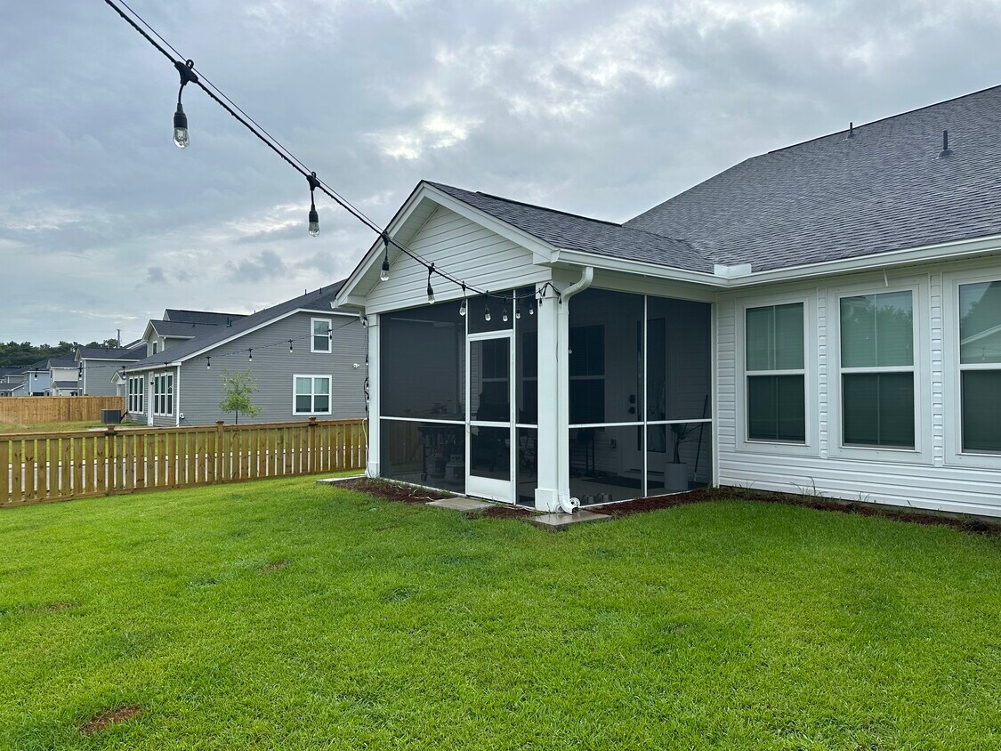 Building Photo - 8669 Windsor Hill Blvd