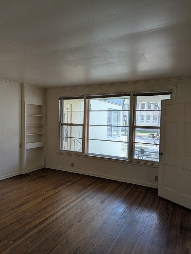 Building Photo - 300 8th St S