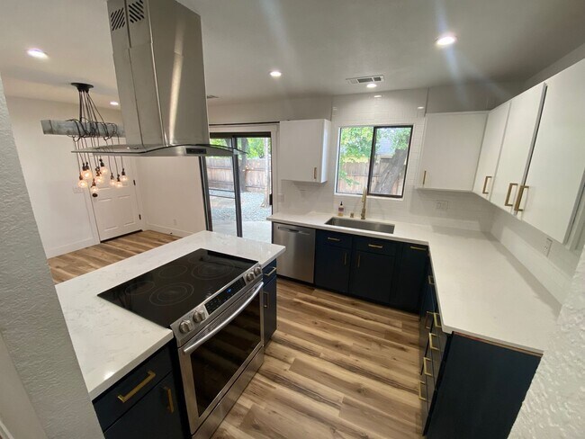 Foto del edificio - Recently Updated Corner Lot Home- Move in Today!