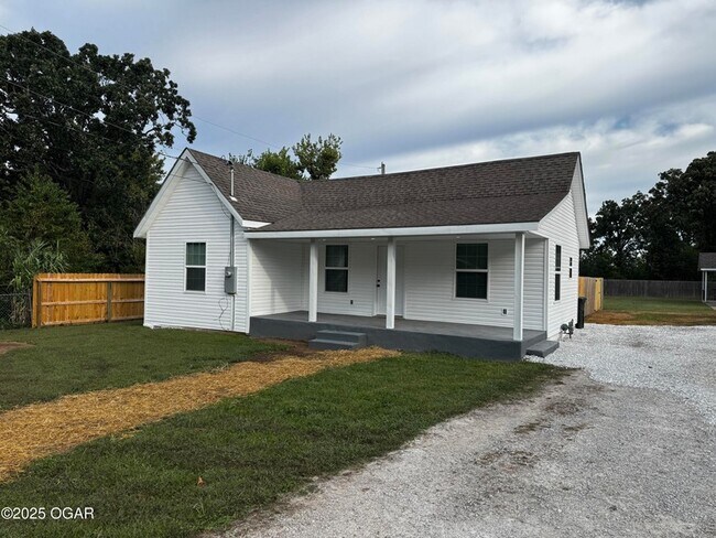 Foto del edificio - 3905 E 13th St